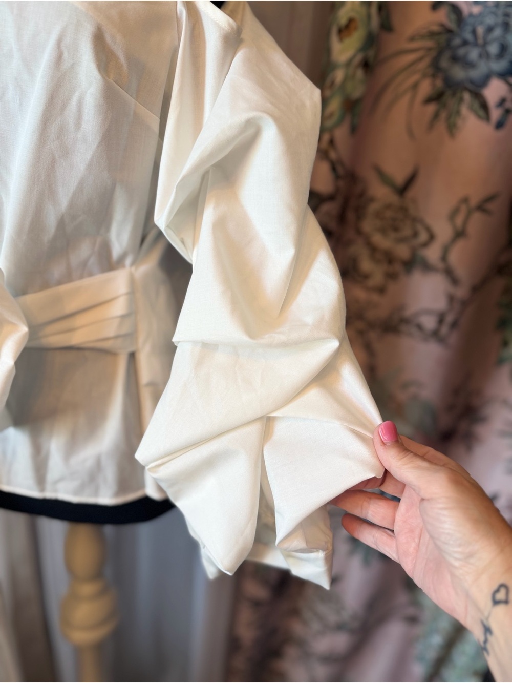 The Clothing Company White Cold Shoulder Ruffle Sleeve Bow Blouse S NWT - Picture 4 of 16